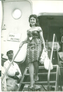 Fotografia d epoca originale 1959 PALERMO MISS EUROPA  Arrivo in aeroporto di Miss TURCHIA Figen OZGUR Foto 1
