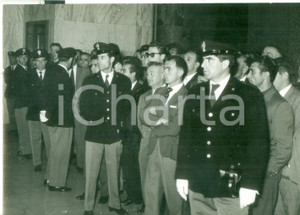 Fotografia d epoca originale 1959 TRIBUNALE MILANO Processo alla Banda di VIA OSOPPO  Folla davanti all aula 1