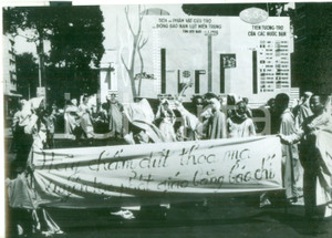 Fotografia d epoca originale 1965 SAIGON Monaci buddhisti con cartelloni durante manifestazione antiUSA FOTO 1