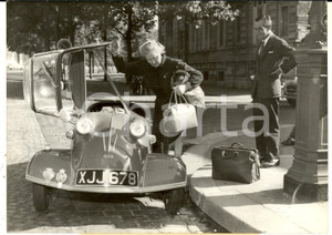 Fotografia d epoca originale 1959 PARIS Corsa MARBLE ARCHARC DE TRIOMPHE Partenza dottoressa MOORE PALATEVA 1