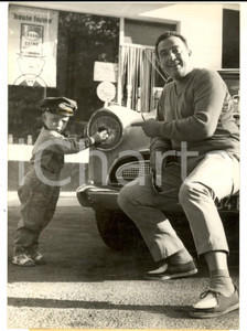 Fotografia d epoca originale 1959 SENAS Le chanteur Henri GENES avec Benoit Marc le jeune pompiste Photo 1