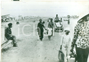 Fotografia d epoca originale 1965 SAIGON Vietnam  Soldato armato osserva vietnamiti fuggiti dalla guerriglia 1