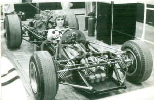 Fotografia d epoca originale 1966 LONDON British Motor Show  Modella sullo chassis di una McLAREN ELVA Foto 1