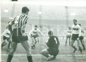 Fotografia d epoca originale 1967 MILANO Stadio San Siro  CALCIO InterLecco  Parata di Giuseppe MERAVIGLIA 1