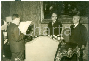 Fotografia d epoca originale 1958 ROMA Ministro Vincenzo MONALDI presta giuramento davanti a Giovanni GRONCHI 1