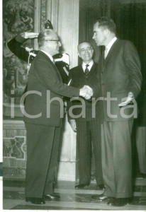 Fotografia d epoca originale 1957 ROMA Quirinale  Stretta di mano tra Giovanni GRONCHI e Richard NIXON Foto 1