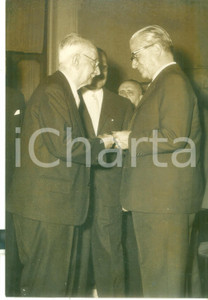 Fotografia d epoca originale 1956 ROMA Nuova Antologia  Giovanni GRONCHI con il vincitore Renato DE MATTIA 1