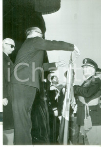 Fotografia d epoca originale 1956 ROMA Polizia di Stato  Giovanni GRONCHI decora bandiera con medaglia d oro 1