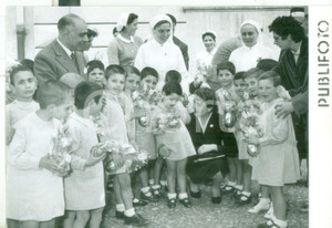Fotografia d epoca originale Pasqua 1957 POZZUOLI Preventorio CROCE ROSSA Carla BISSATINI tra i bambini Foto 1