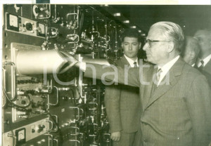 Fotografia d epoca originale 1959 FRASCATI  Il presidente Giovanni GRONCHI visita laboratori del sincrotrone 1