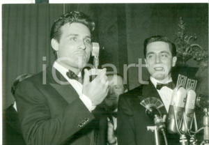 Fotografia d epoca originale 1954 ROMA Giacomo RONDINELLA vince il Microfono d Argento del Circolo Cronisti 1