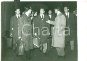 Fotografia d epoca originale 1958 MILANO CALCIO Rientro della NAZIONALE  Bruno NICOLÃˆ tra i compagni Foto 1