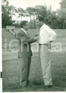 Fotografia d epoca originale 1960 ca CALCIO MILANO Inter  Angelo MORATTI discute con Aldo CAMPATELLI  Foto 1