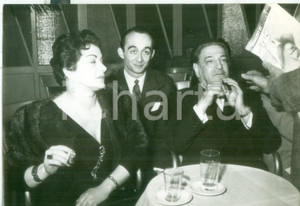 Fotografia d epoca originale 1950 ca GENOVA Il tenore Tito SCHIPA con la moglie Diana PRANDI in un bar  Foto 1