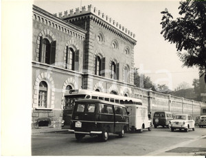 Fotografia d epoca originale 1959 MILANO SAN VITTORE Processo alla Banda di VIA OSOPPO Furgone degli imputati 1