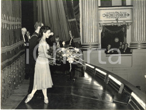 Fotografia d epoca originale 1965 MILANO Royal Ballet TEATRO ALLA SCALA Margot FONTEYN ringrazia il pubblico 1