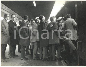 Fotografia d epoca originale 1967 2Â° CANTAEUROPA I fan in attesa dei cantanti alla stazione per un autografo 1