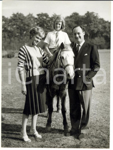 Fotografia d epoca originale 1960 HORLEY Donald CAMPBELL with his wife Tonia and his daughter Georgina Photo 1
