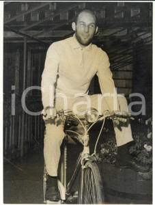 Fotografia d epoca originale 1960 LONDON  Driver Stirling MOSS riding a bicycle after the accident Photo 1