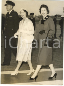 Fotografia d epoca originale 1958 LONDON Princess MARGARET with queen ELIZABETH II arriving at the airport 1