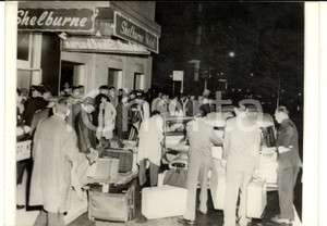 Fotografia d epoca originale 1960 NEW YORK La delegazione di Fidel CASTRO lascia l Hotel SHELBURN Foto 18x13 1