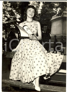 Fotografia d epoca originale 1957 PARIS France DEVA Ã©lue nouvelle Muse des PoÃ¨tes  Photo 13x18 cm 1
