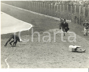 Fotografia d epoca originale 1968 MONZA Gran Premio delle Nazioni  Caduta di Mike HAILWOOD su moto BENELLI 1