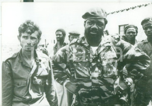 Fotografia d epoca originale 1960 ca ANGOLA Jonas Malheiro SAVIMBI leader UNITA con un prigioniero cubano 1