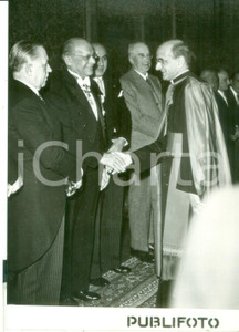 Fotografia d epoca originale 1954 CITTÀ DEL VATICANO Mons. Giovanni MONTINI saluta il corpo diplomatico Foto 1