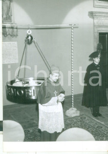 Fotografia d epoca originale 1960 MILANO Card. Giovanni MONTINI benedice lampada donata dal gruppo Bottego 1