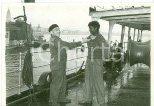 Fotografia d epoca originale 1958 VENEZIA Stella Azzurra  Narayan DASS con un membro dell equipaggio Foto 1