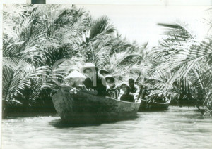 Fotografia d epoca originale 1968 VIETNAM Donne vietcong armate pattugliano il delta del fiume  Foto 1