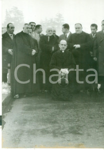 Fotografia d epoca originale 1955 RHO Card. Giovanni Battista MONTINI inginocchiato nella sua diocesi Foto 1