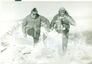 Fotografia d epoca originale 1958 ABETONE Ercole BALDINI e Pierino BAFFI in un momento di relax tra la neve 1
