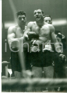 Fotografia d epoca originale 1958 BOLOGNA BOXE Franco CAVICCHI aiuta Uber BACILIERI a rialzarsi dopo il K.O. 1