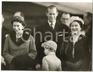 Fotografia d epoca originale 1957 LONDON ELIZABETH II with ANNE and Queen Mother at the airport Photo 20x15 1