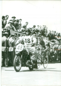 Fotografia d epoca originale 1958 CASERTA VI Tappa CICLOMOTORISTICO  Ercole BALDINI durante la gara Foto 1
