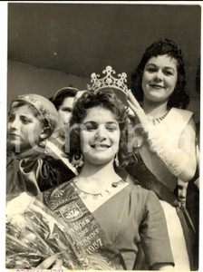 Fotografia d epoca originale 1957 PARIS Yvonne ALLES nouvelle ESMERALDA  Reine Foire du TrÃ´ne  Photo 12x16 1
