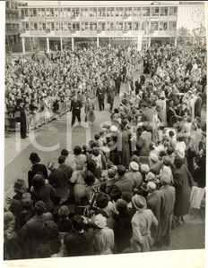 Fotografia d epoca originale 1957 HARLOW The crowd greeting ELIZABETH II and Philip duke of EDINBURGH Photo 1