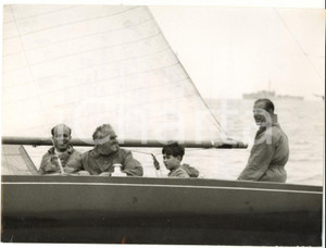 Fotografia d epoca originale 1958 COWES REGATTA Philip of EDINBURGH and prince Charles aboard Bluebottle boat 1