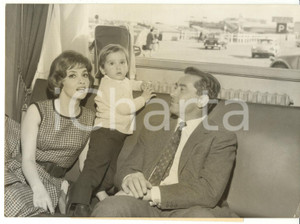 Fotografia d epoca originale 1960 PARIS Orly  Gina LOLLOBRIGIDA con il figlio e il marito Milko SKOFIC Foto 1