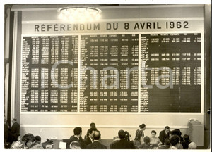 Fotografia d epoca originale 1962 PARIS MinistÃ¨re IntÃ©rieur  FiÃ¨vre pour les rÃ©sultats du rÃ©fÃ©rendum Photo 1