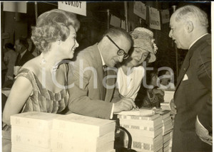 Fotografia d epoca originale 1960 PARIS Vente des Anciens Combattants  RenÃ© FLORIOT au MarÃ©chal JUIN Photo 1