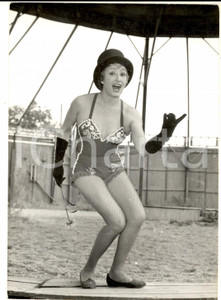 Fotografia d epoca originale 1961 PARIS AimÃ©e FONTENAY la chanteuse au trapÃ¨ze  Portrait 13x18 cm 1