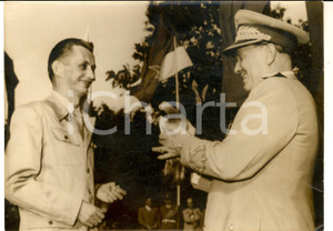 Fotografia d epoca originale 1956 YUGOSLAVIA Maresciallo TITO riceve piccione dalle poste per il compleanno 1