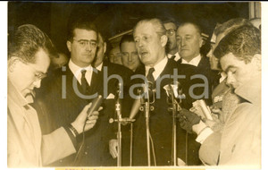 Fotografia d epoca originale 1957 PARIS Harold MACMILLAN tra i giornalisti dopo incontro con FÃ©lix GAILLARD 1
