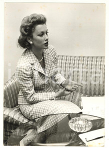 Fotografia d epoca originale 1957 MILANO L attrice Linda CHRISTIAN in un albergo durante conferenza stampa 1