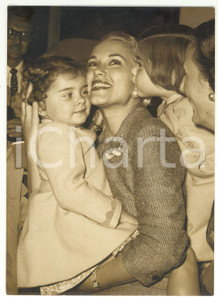 Fotografia d epoca originale 1956 ROMA Linda CHRISTIAN riabbraccia le sue bambine Taryn e Romina POWER 1