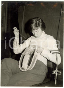 Fotografia d epoca originale 1956 LONDON Fencing champion Bruna COLOMBETTI repairing her head guard Photo 1
