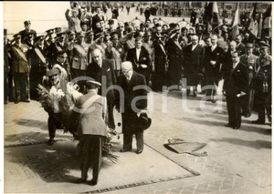 Fotografia d epoca originale 1956 PARIS ETOILE Presidente Giovanni GRONCHI alla tomba del Milite Ignoto 1